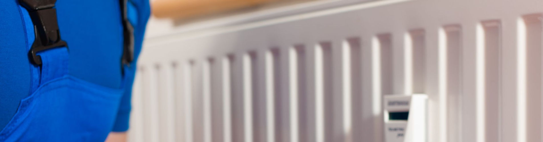 Technicien De Martin devant un radiateur